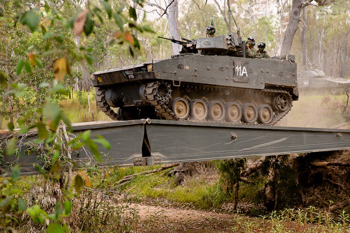 Cuộc diễn tập quân sự Wallaby 2011 có sự tham gia của hơn 5.500 binh sỹ của quân đội Australia và Singapore cùng gần 500 phương tiện chiến đấu các loại, trong đó có cả máy bay không người lái, trực thăng, xe thiết giáp hạng nặng.